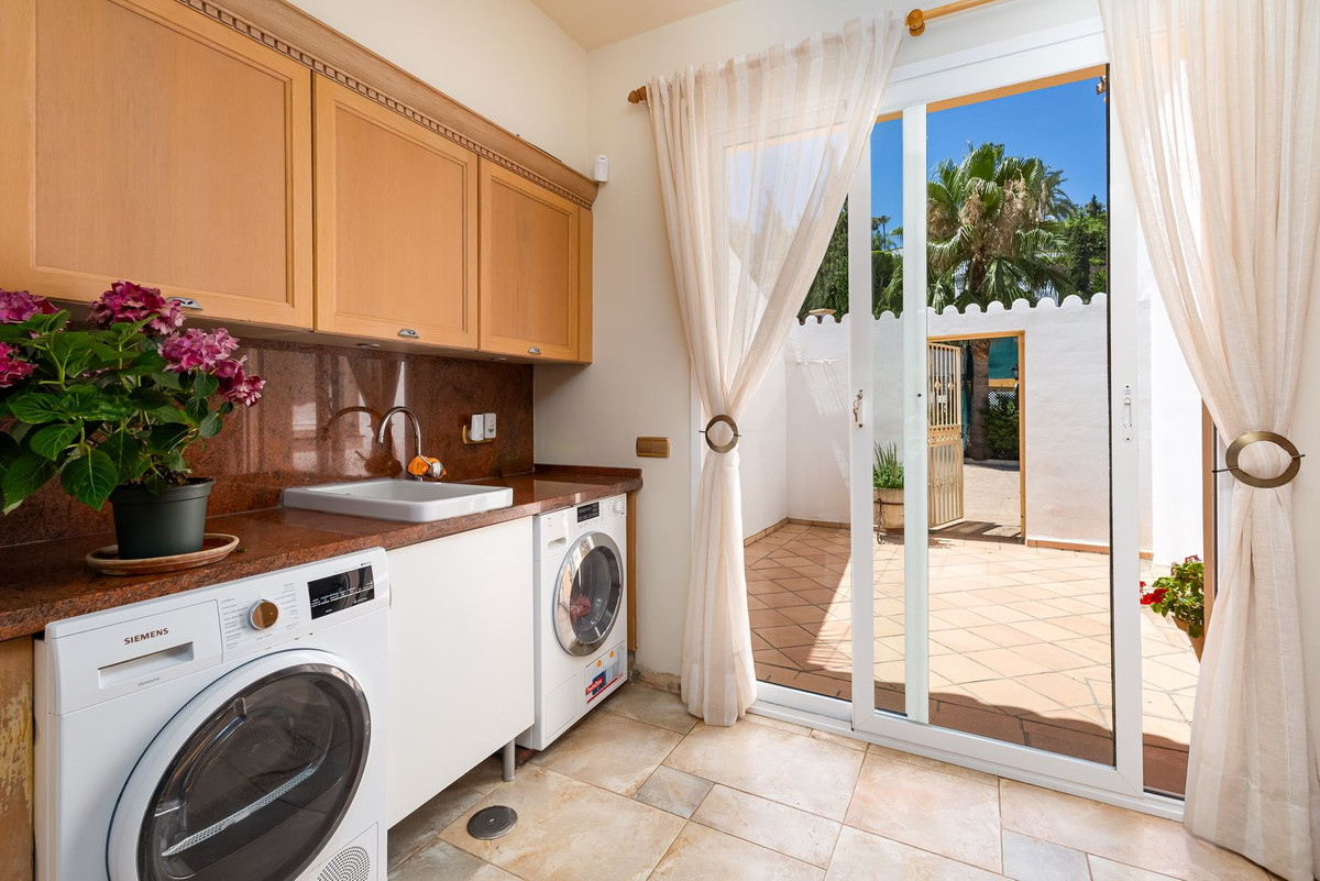 Huis te koop in El Paraiso | 7 slaapkamers H5440399