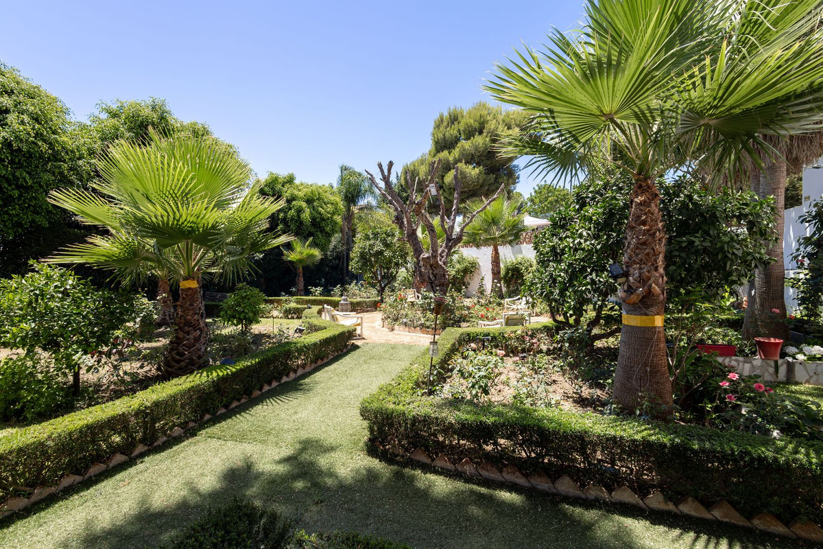 Huis te koop in El Paraiso | 7 slaapkamers H5440399