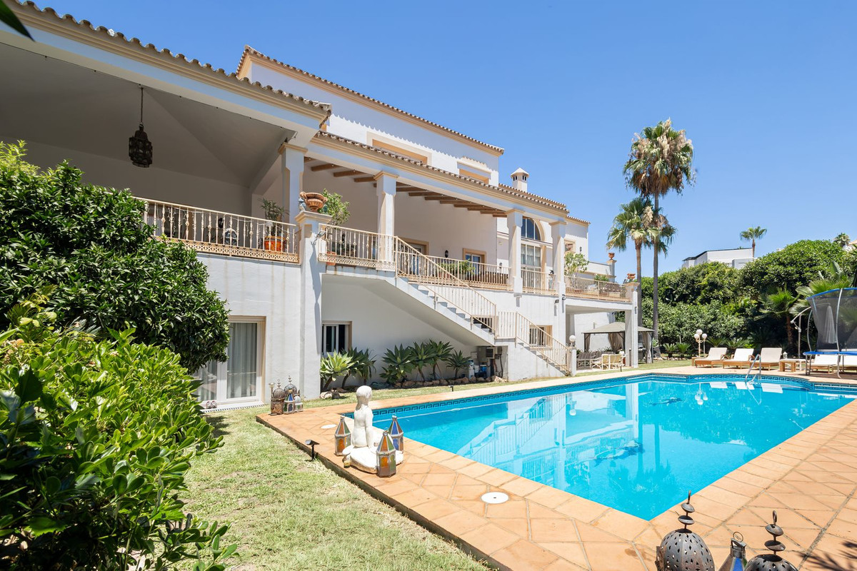 Huis te koop in El Paraiso | 7 slaapkamers H5440399