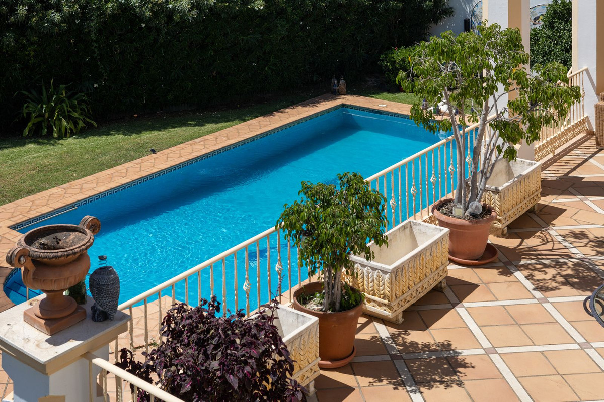 Huis te koop in El Paraiso | 7 slaapkamers H5440399