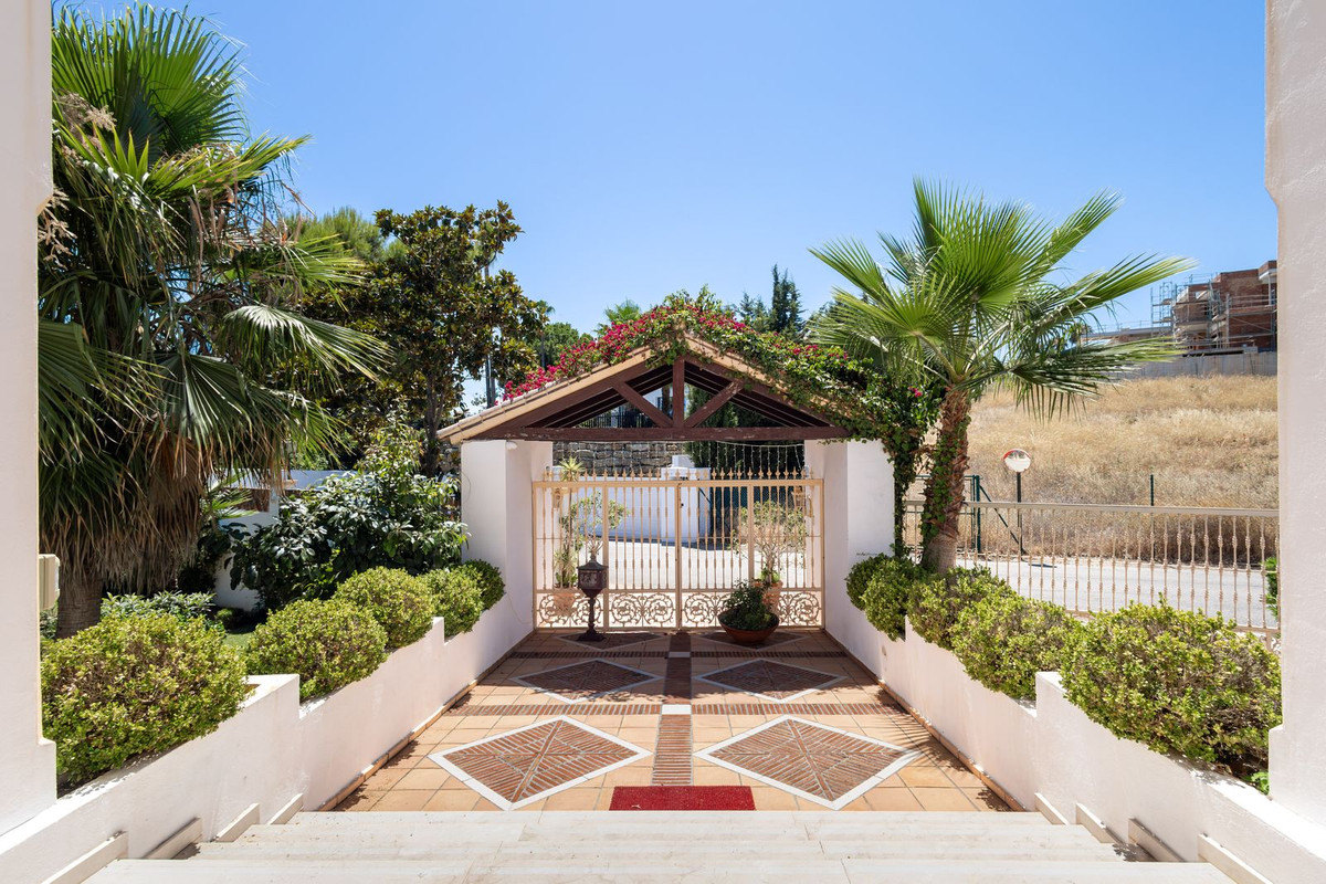 Huis te koop in El Paraiso | 7 slaapkamers H5440399