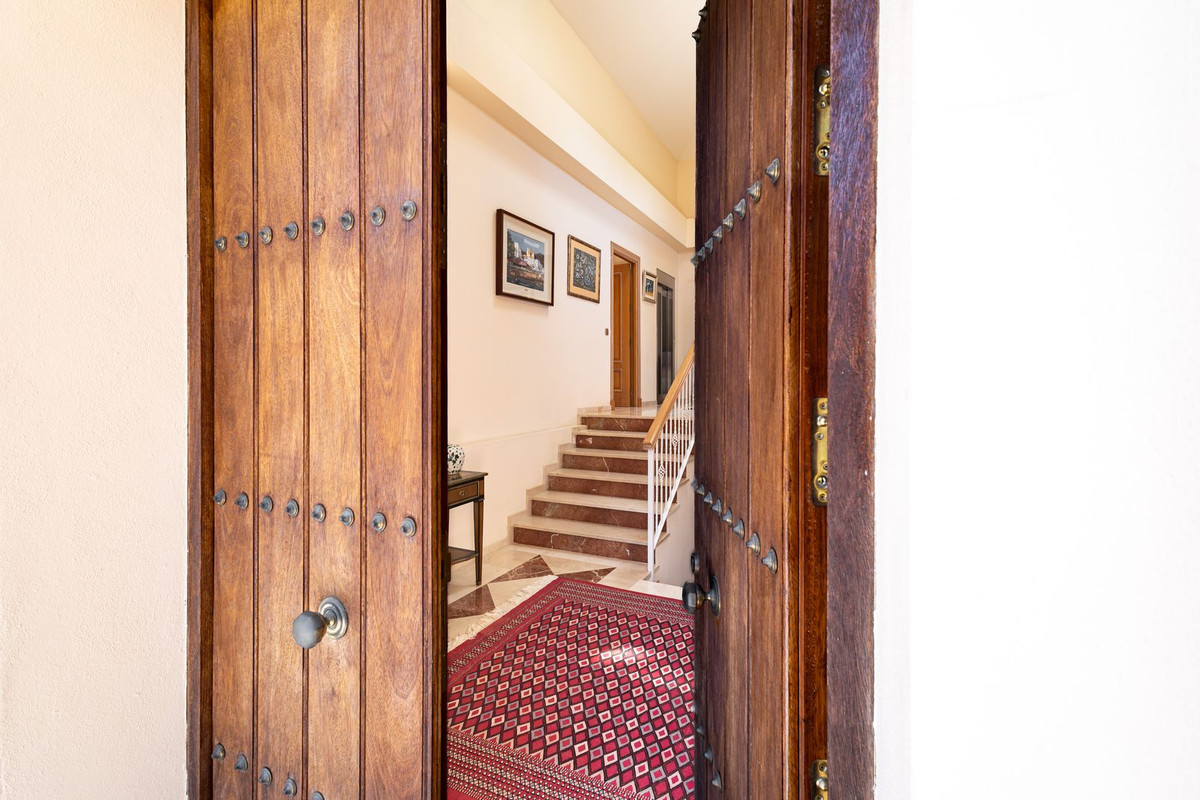 Huis te koop in El Paraiso | 7 slaapkamers H5440399
