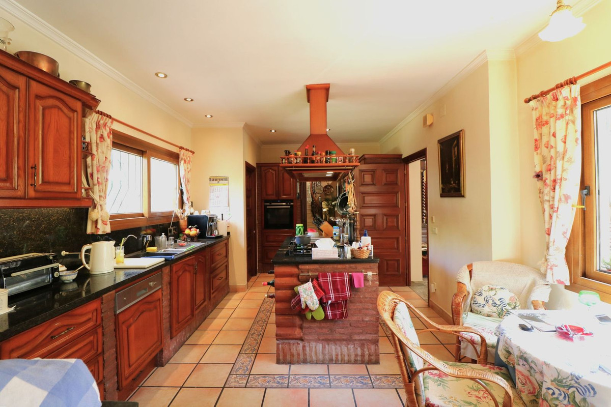 Huis te koop in El Paraiso | 6 slaapkamers H5482642