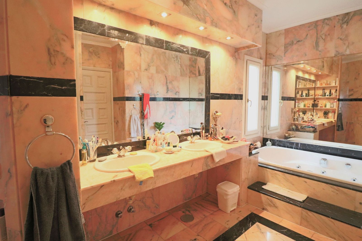 Huis te koop in El Paraiso | 6 slaapkamers H5482642