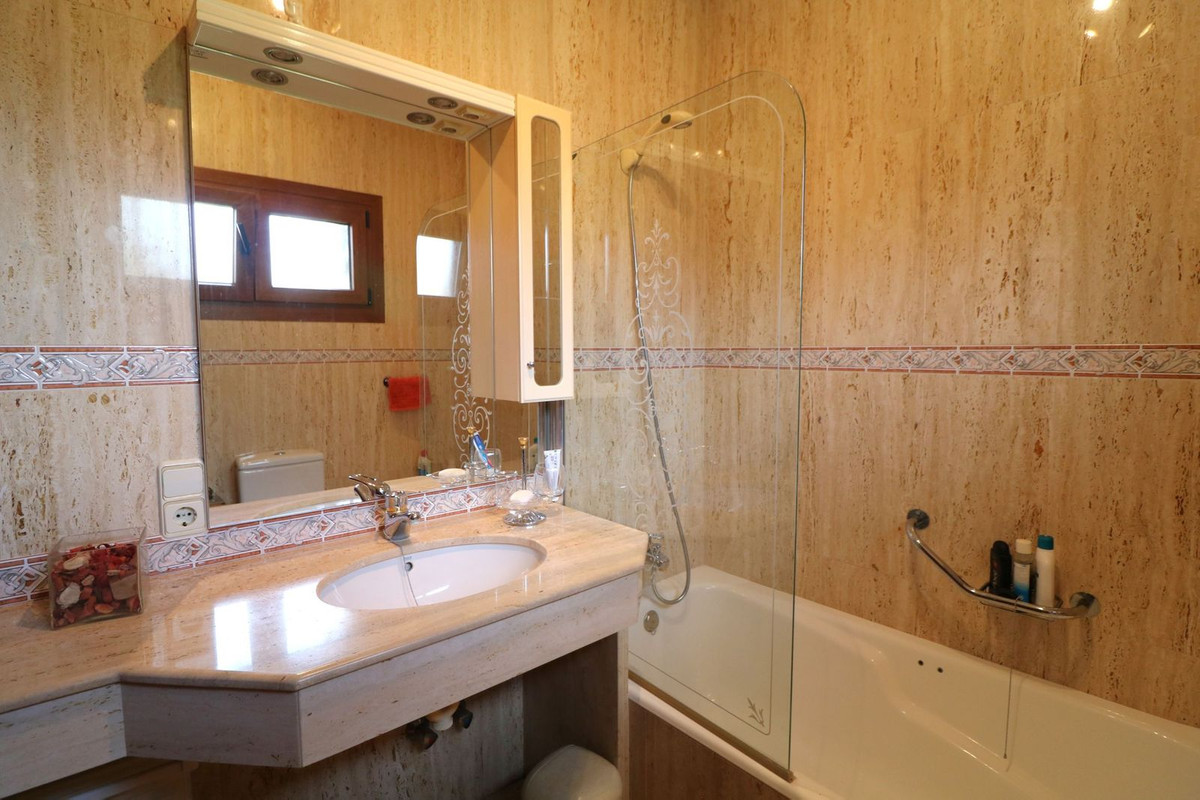 Huis te koop in El Paraiso | 6 slaapkamers H5482642