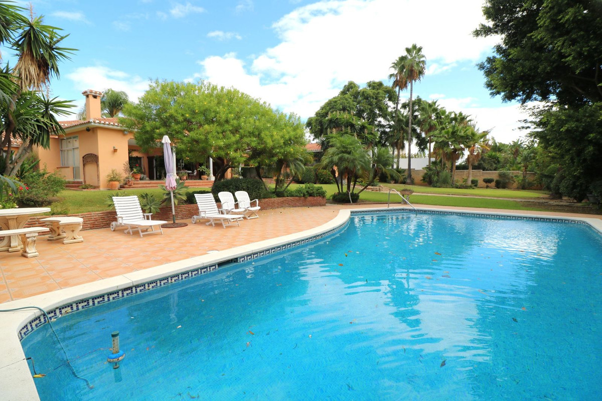 Huis te koop in El Paraiso | 6 slaapkamers H5482642