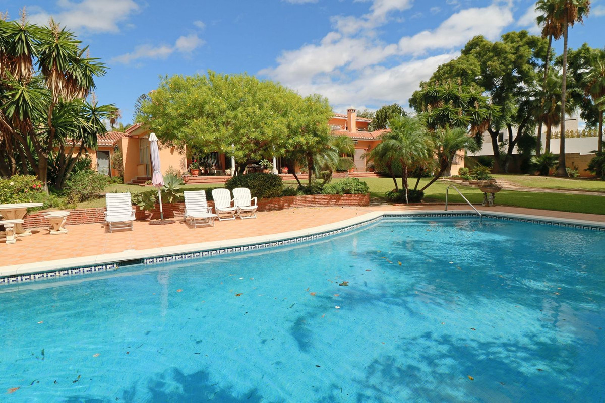 Huis te koop in El Paraiso | 6 slaapkamers H5482642