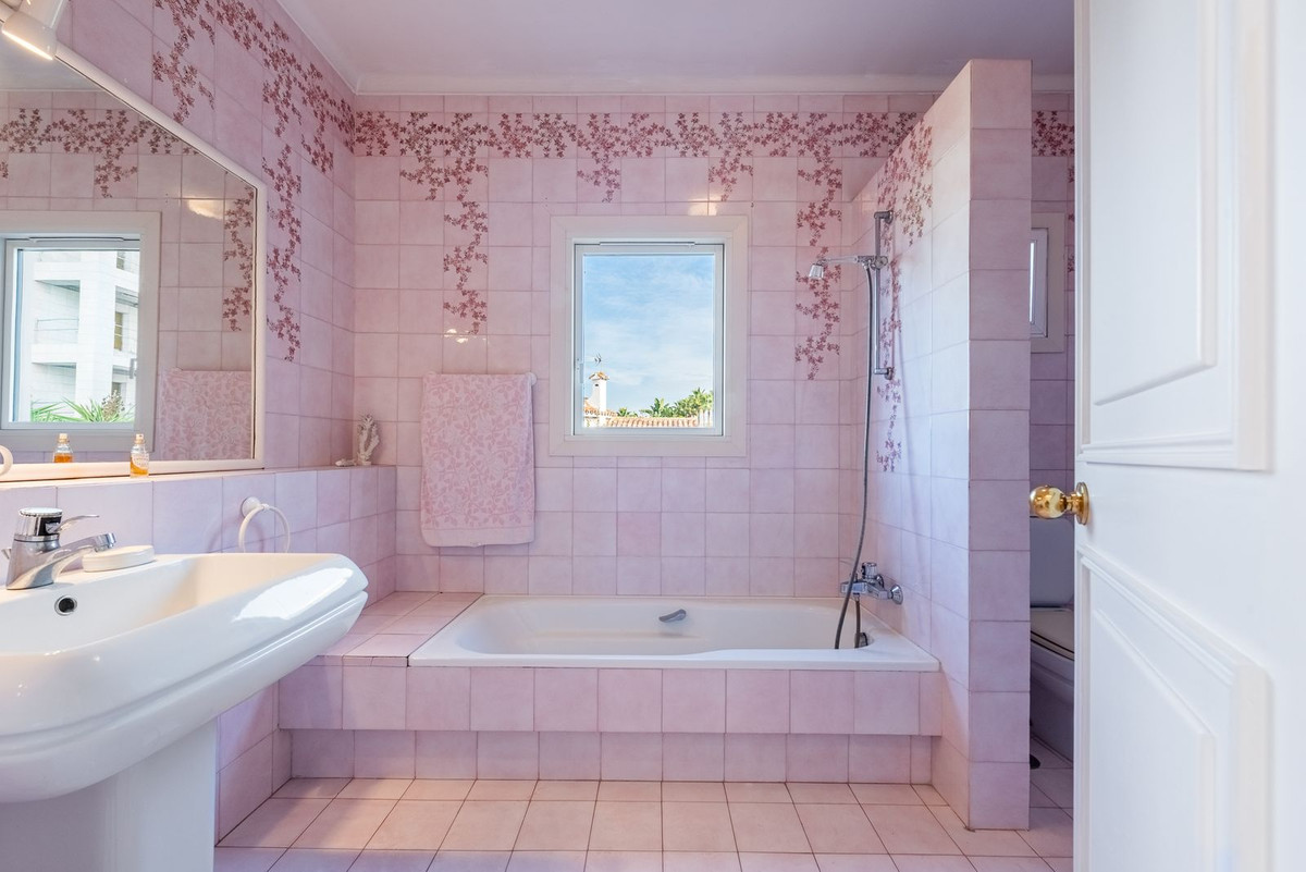 Huis te koop in El Paraiso | 4 slaapkamers H5496880