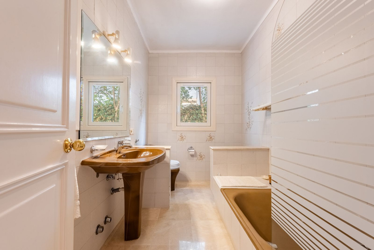 Huis te koop in El Paraiso | 4 slaapkamers H5496880
