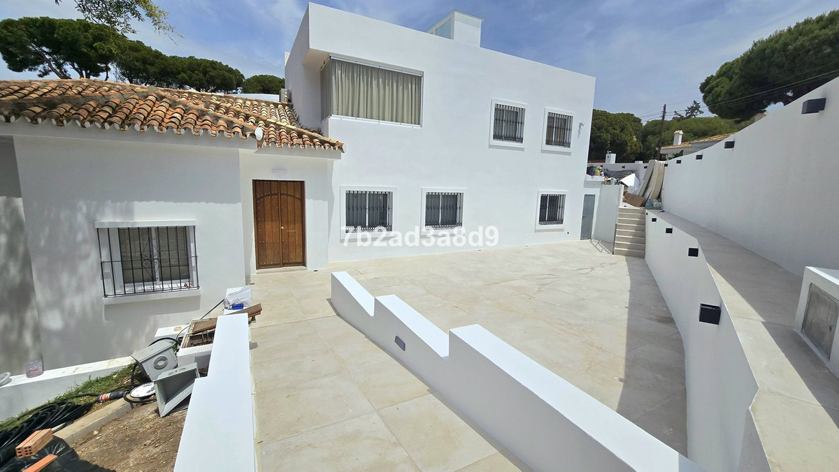 Vrijstaande Villa in Elviria-1