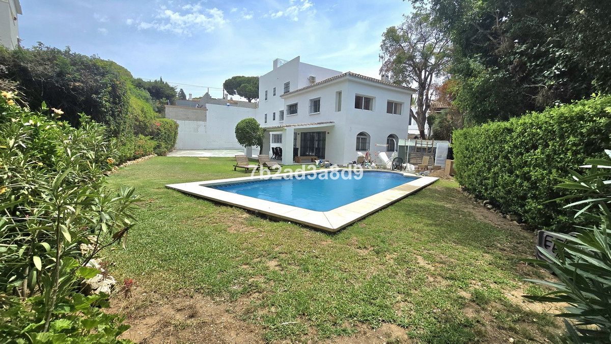 Vrijstaande Villa in Elviria-49