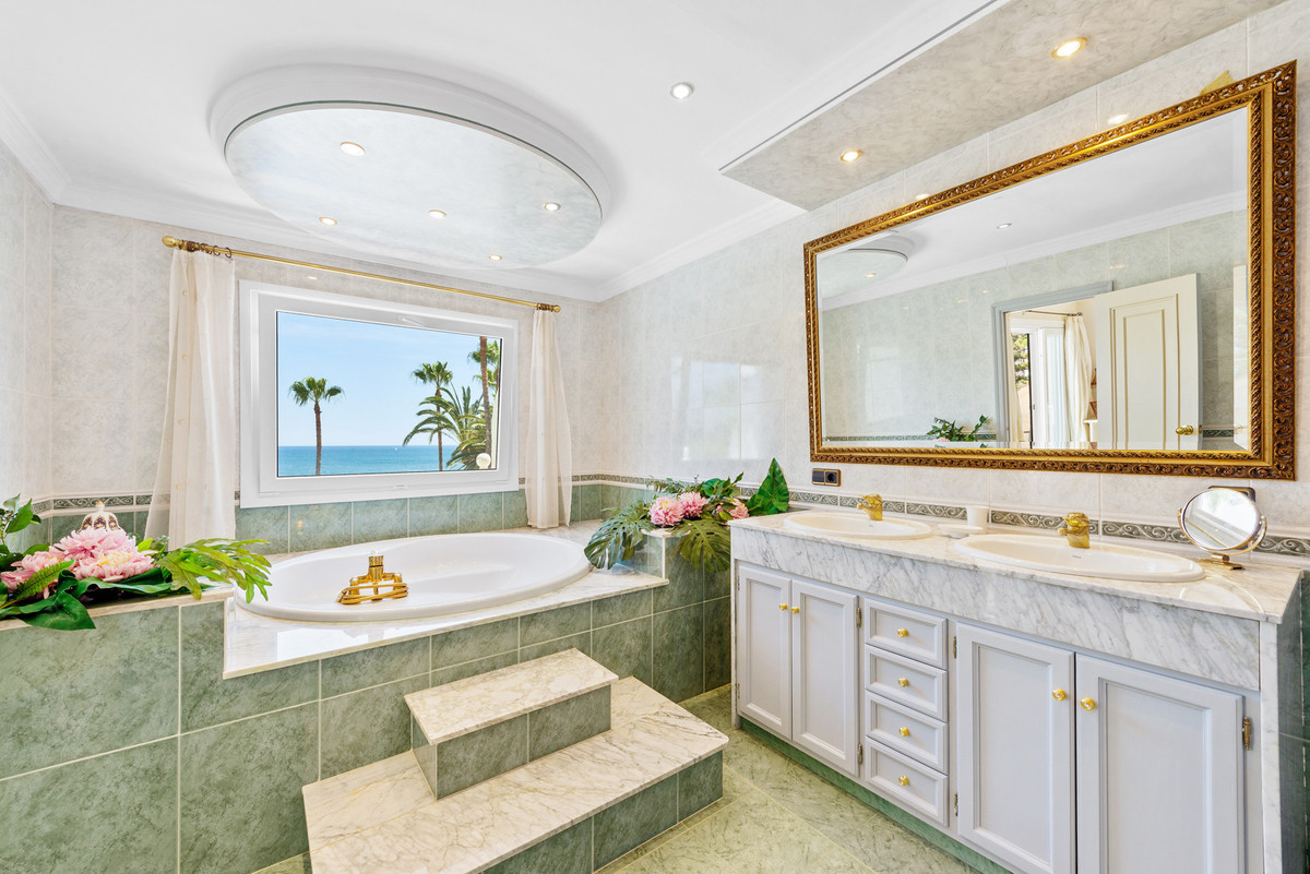 Huis te koop in Estepona | 6 slaapkamers H4272646