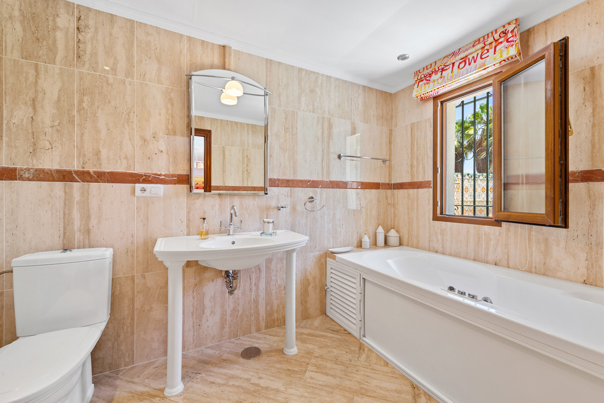 Huis te koop in Estepona | 6 slaapkamers H4272646