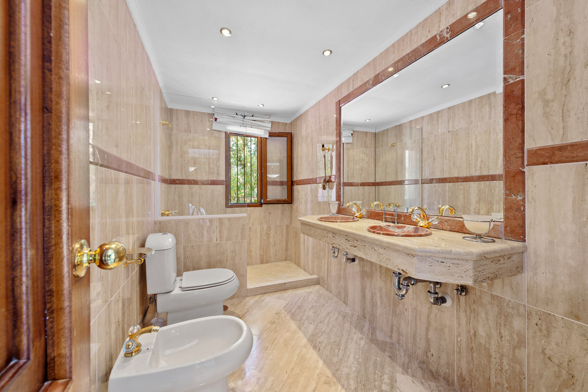 Huis te koop in Estepona | 6 slaapkamers H4272646