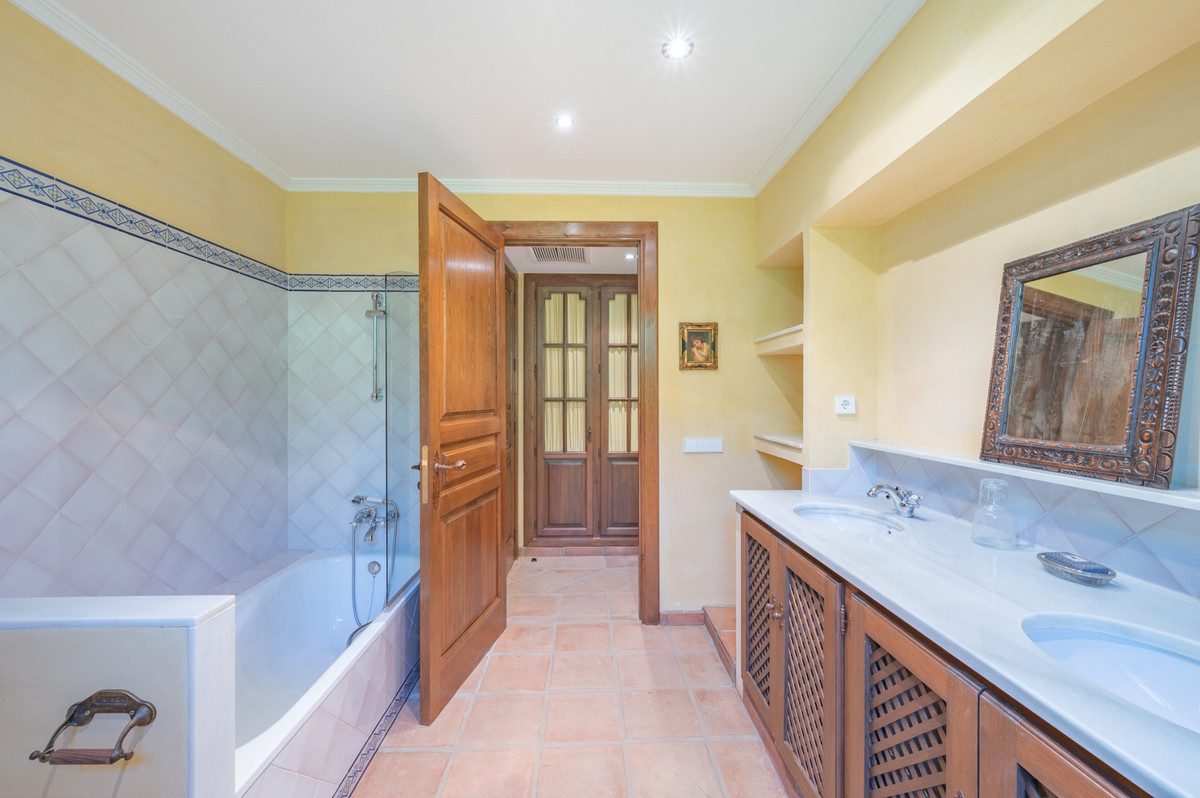 Huis te koop in Estepona | 10 slaapkamers H4315363