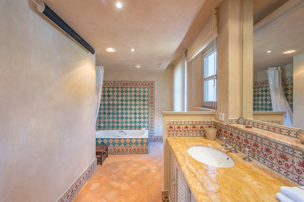 Huis te koop in Estepona | 10 slaapkamers H4315363