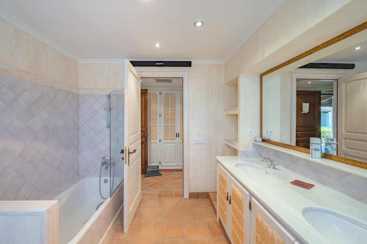 Huis te koop in Estepona | 10 slaapkamers H4315363