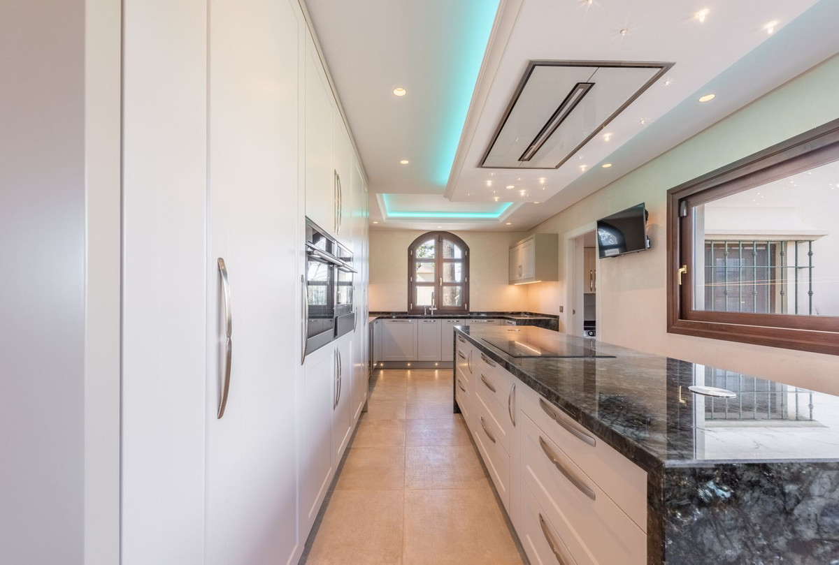 Huis te koop in Estepona | 6 slaapkamers H4675324
