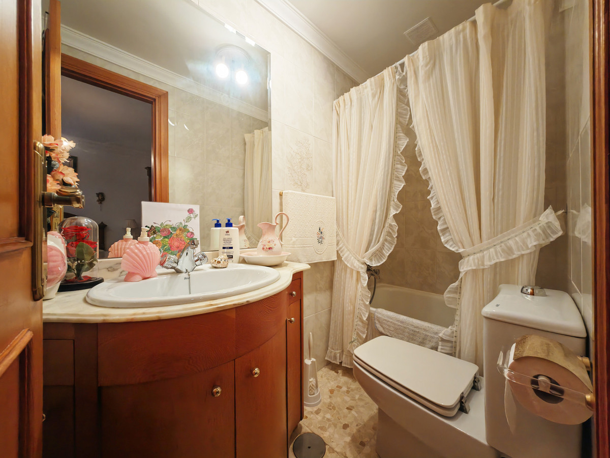 Huis te koop in Estepona | 5 slaapkamers H4693228