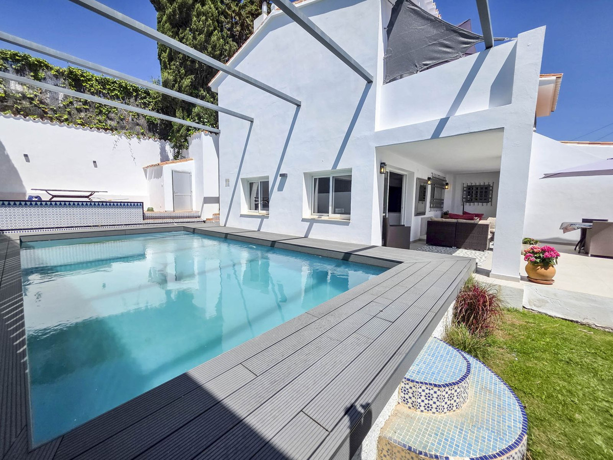 Detached Villa for sale in Estepona | 4 bedrooms H5026831