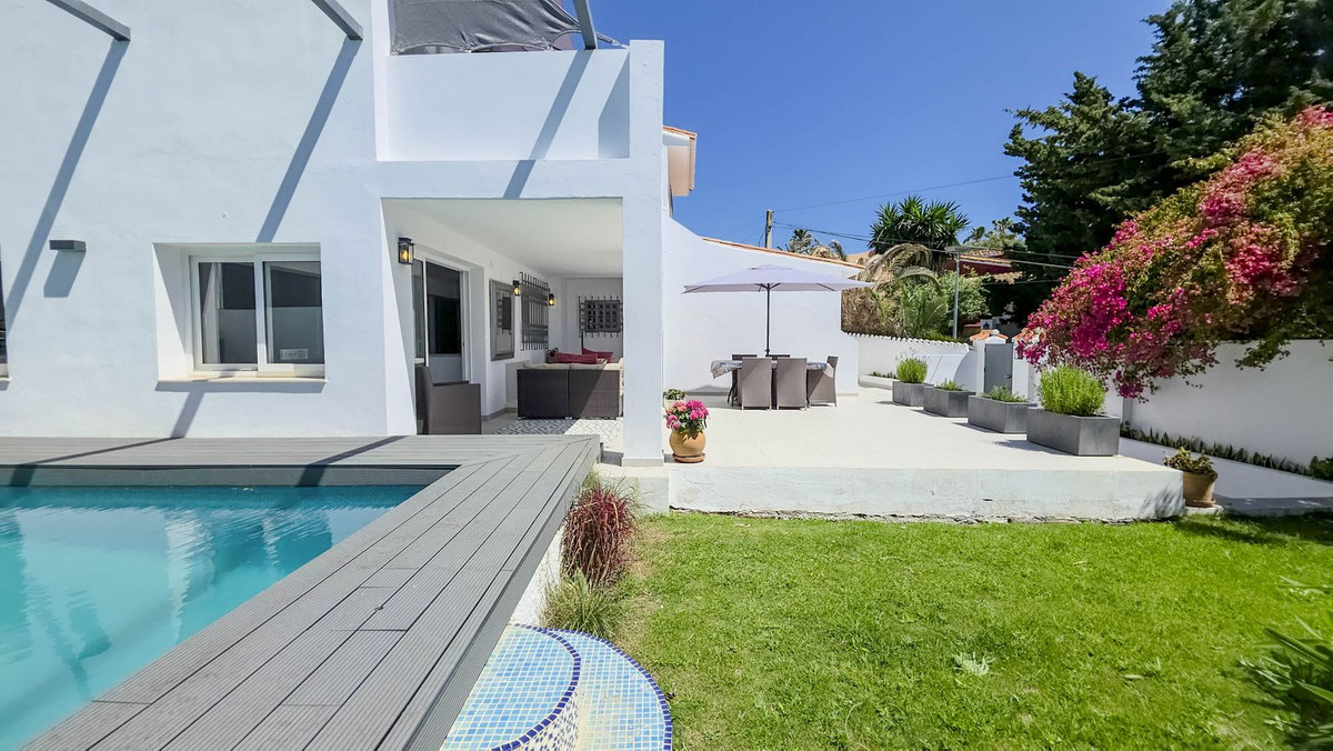 Detached Villa for sale in Estepona | 4 bedrooms H5026831