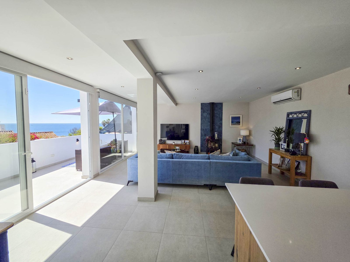 Detached Villa for sale in Estepona | 4 bedrooms H5026831