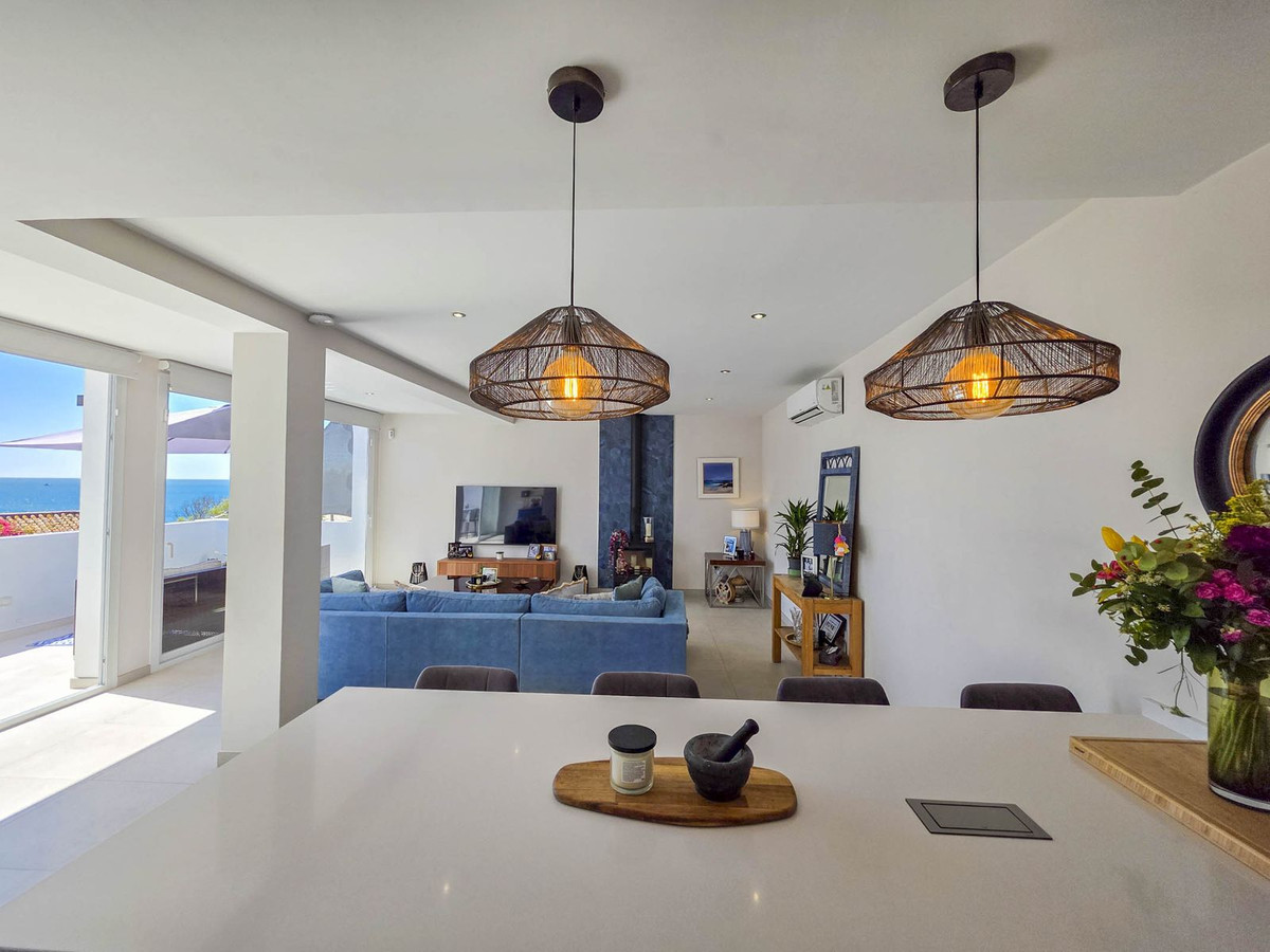 Detached Villa for sale in Estepona | 4 bedrooms H5026831