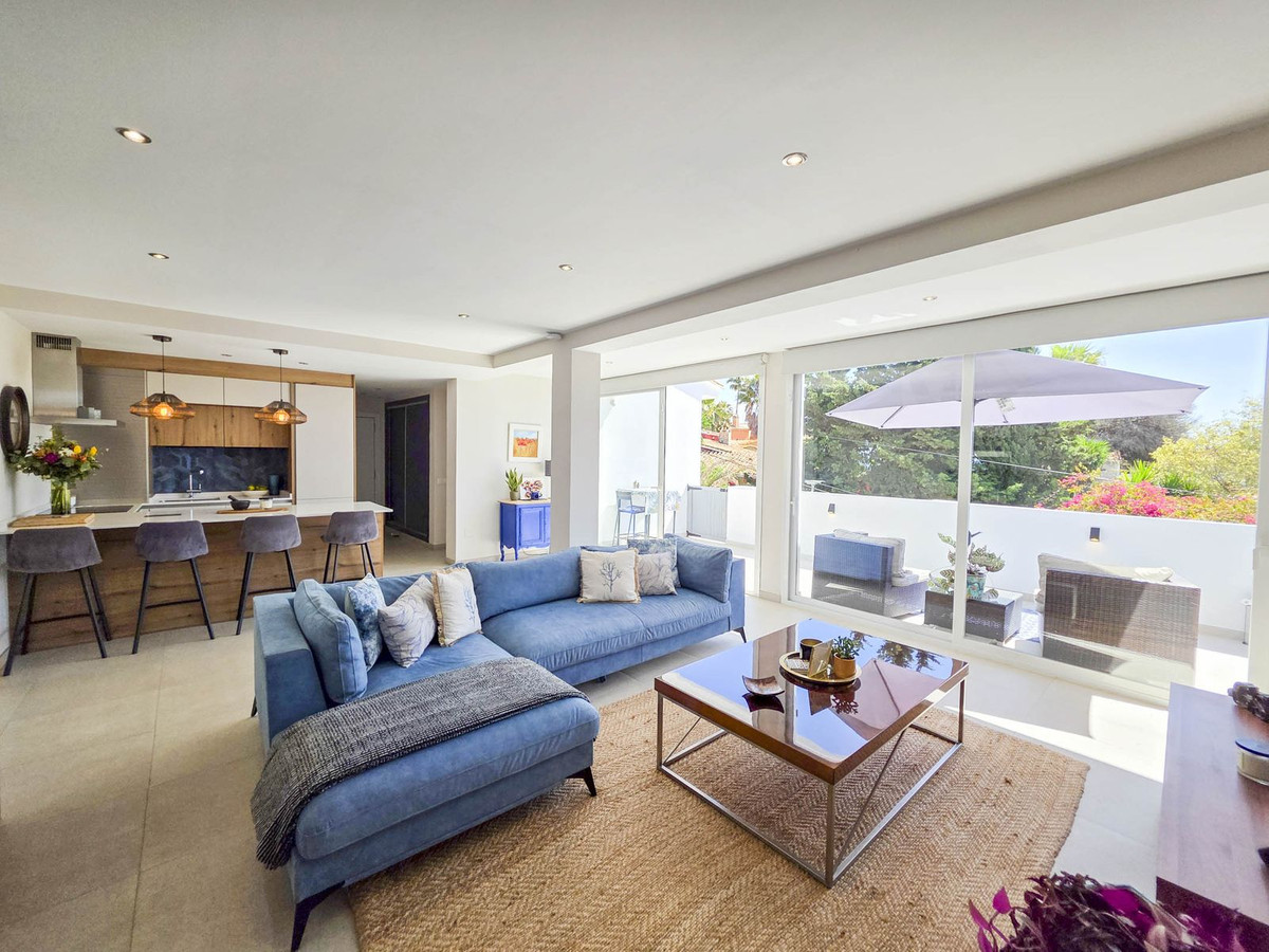 Detached Villa for sale in Estepona | 4 bedrooms H5026831