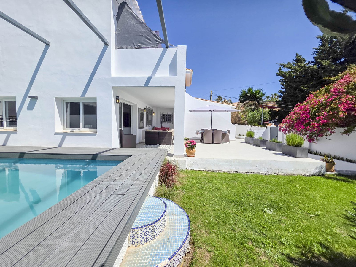 Detached Villa for sale in Estepona | 4 bedrooms H5026831
