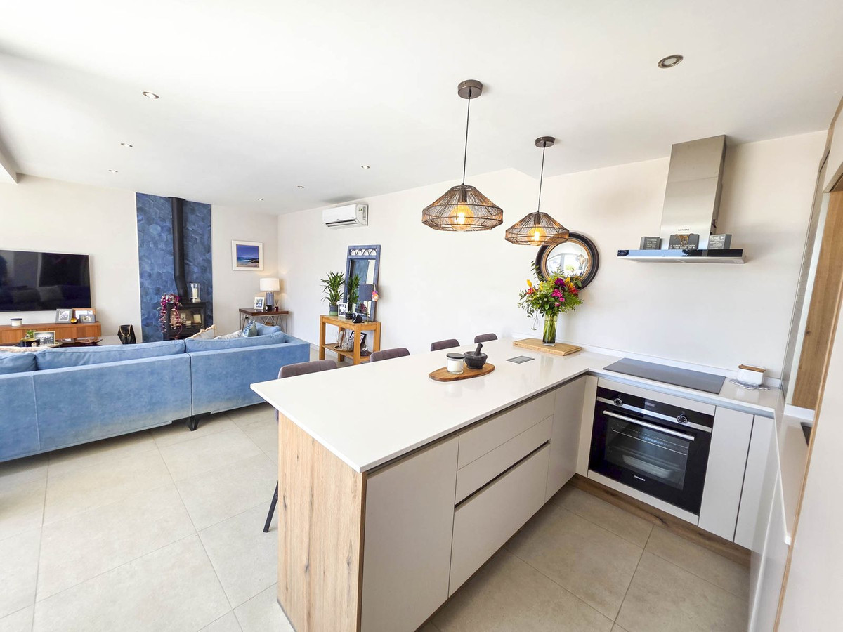 Detached Villa for sale in Estepona | 4 bedrooms H5026831