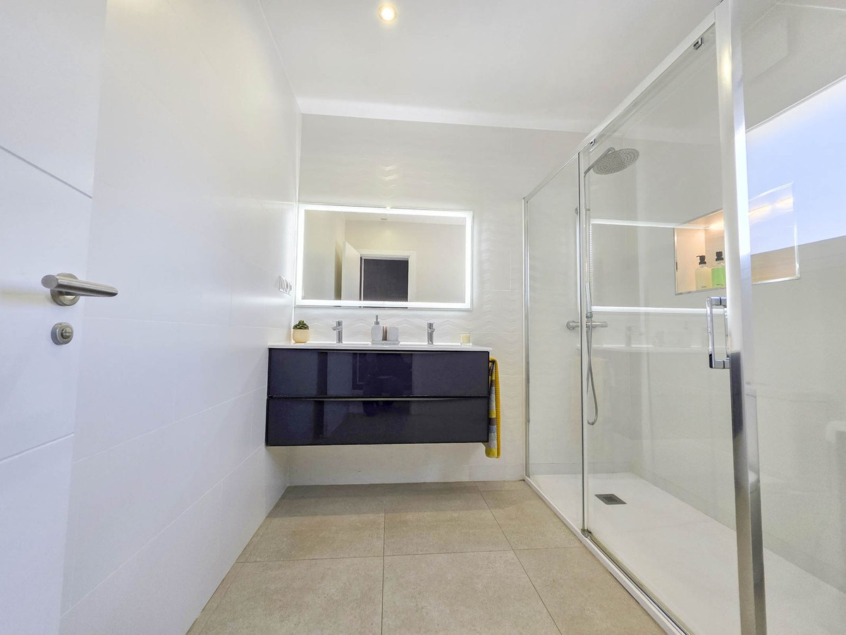 Detached Villa for sale in Estepona | 4 bedrooms H5026831