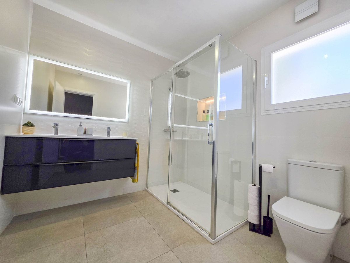 Detached Villa for sale in Estepona | 4 bedrooms H5026831