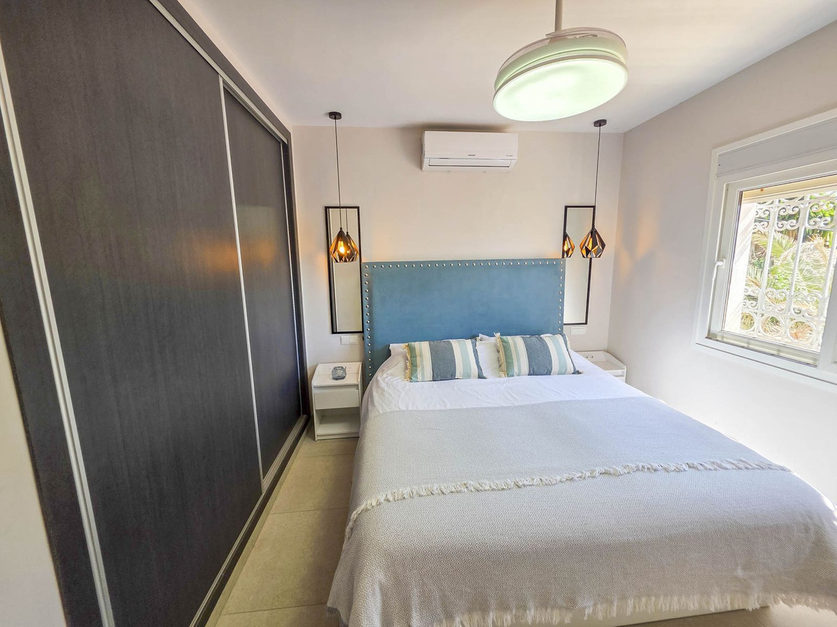 Detached Villa for sale in Estepona | 4 bedrooms H5026831