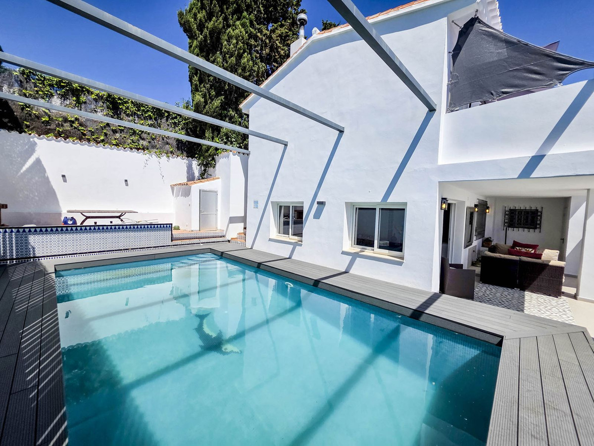 Detached Villa for sale in Estepona | 4 bedrooms H5026831