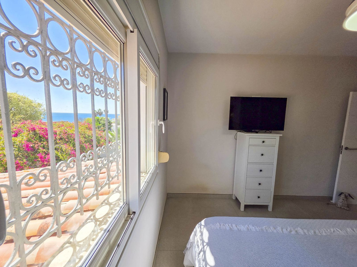 Detached Villa for sale in Estepona | 4 bedrooms H5026831