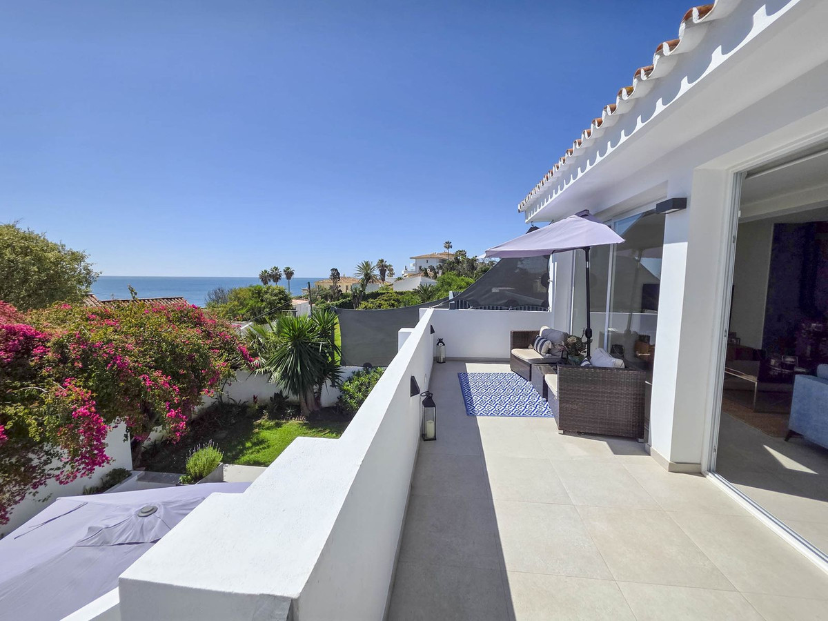 Detached Villa for sale in Estepona | 4 bedrooms H5026831