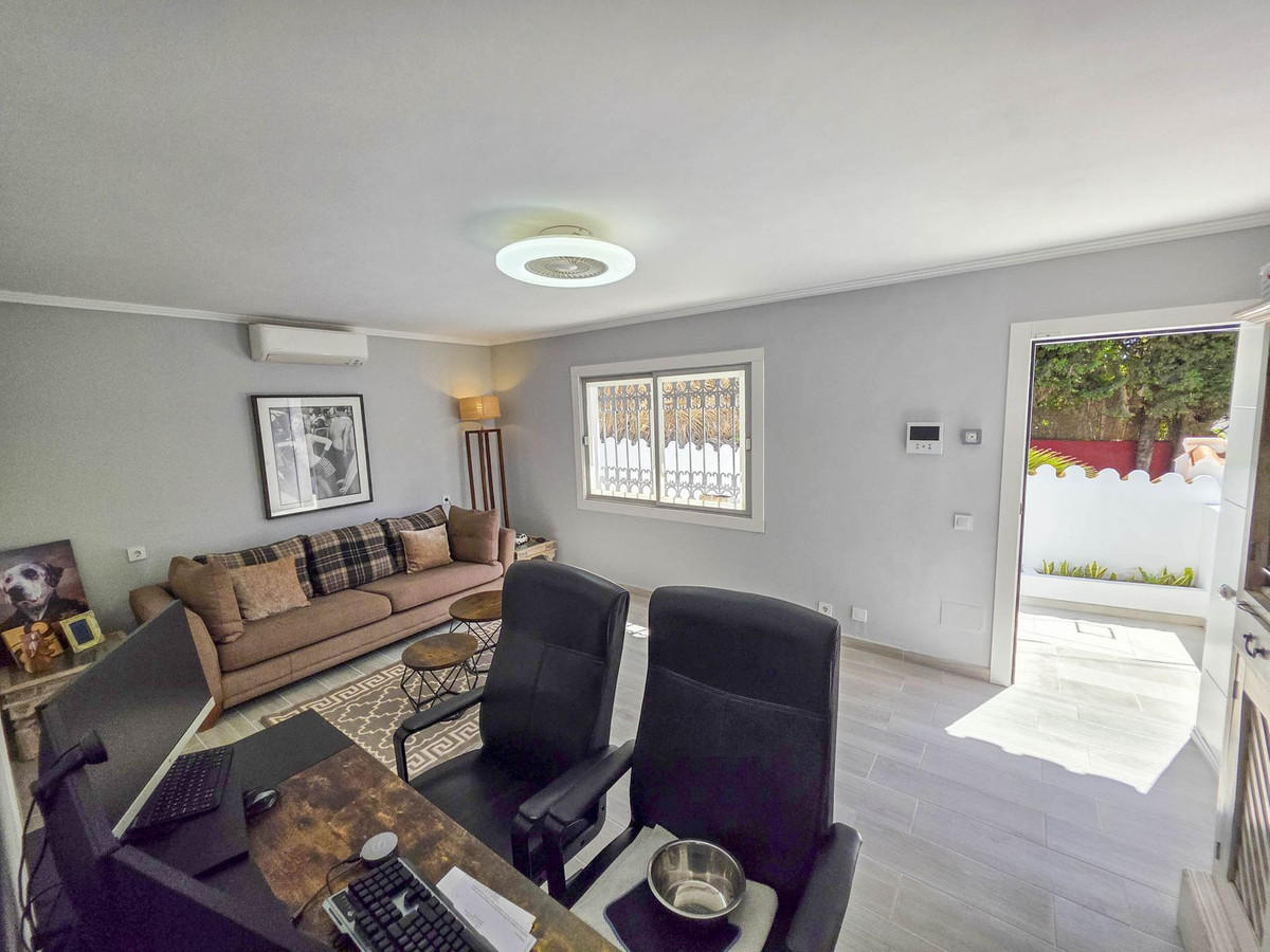 Detached Villa for sale in Estepona | 4 bedrooms H5026831