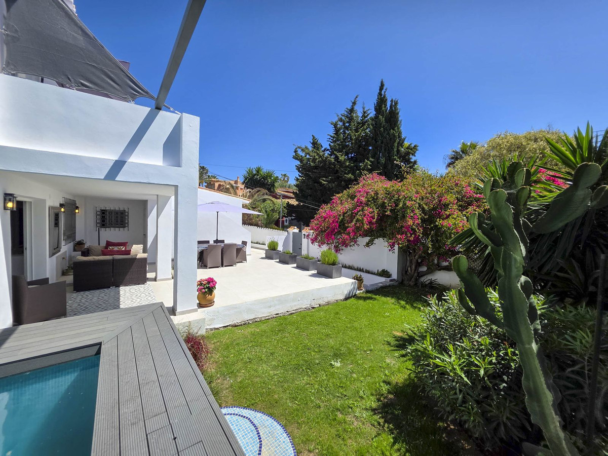 Detached Villa for sale in Estepona | 4 bedrooms H5026831