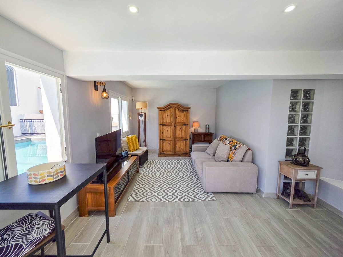 Detached Villa for sale in Estepona | 4 bedrooms H5026831