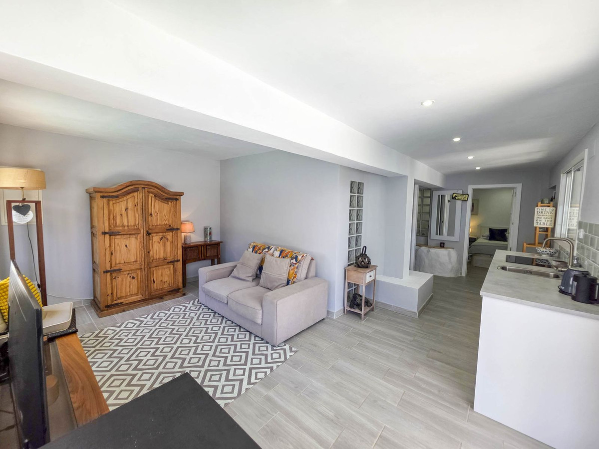 Detached Villa for sale in Estepona | 4 bedrooms H5026831