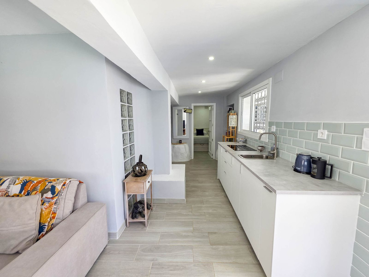 Detached Villa for sale in Estepona | 4 bedrooms H5026831