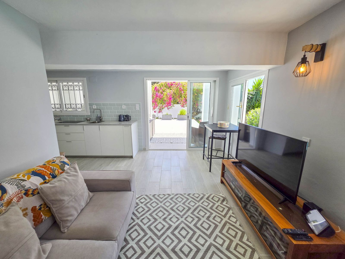 Detached Villa for sale in Estepona | 4 bedrooms H5026831
