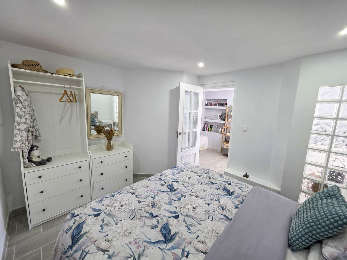 Detached Villa for sale in Estepona | 4 bedrooms H5026831