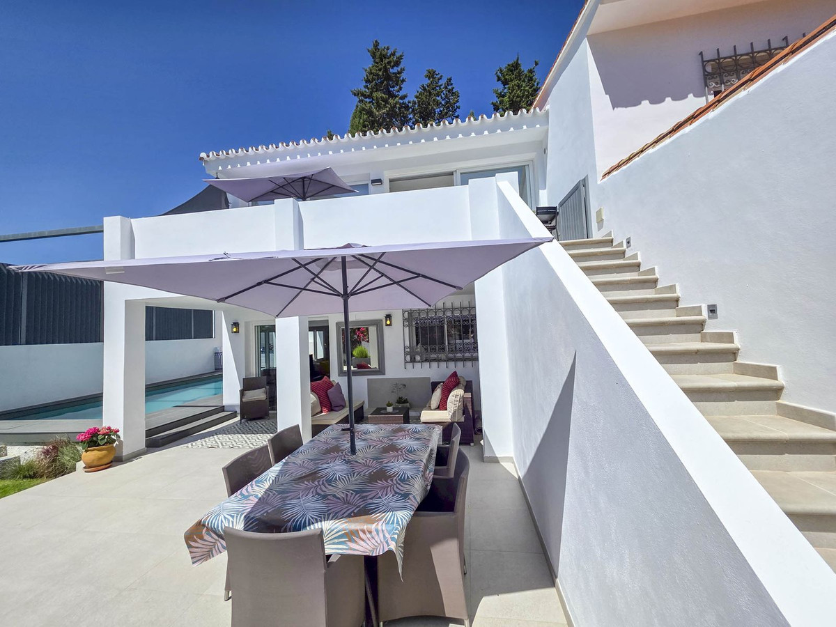 Detached Villa for sale in Estepona | 4 bedrooms H5026831