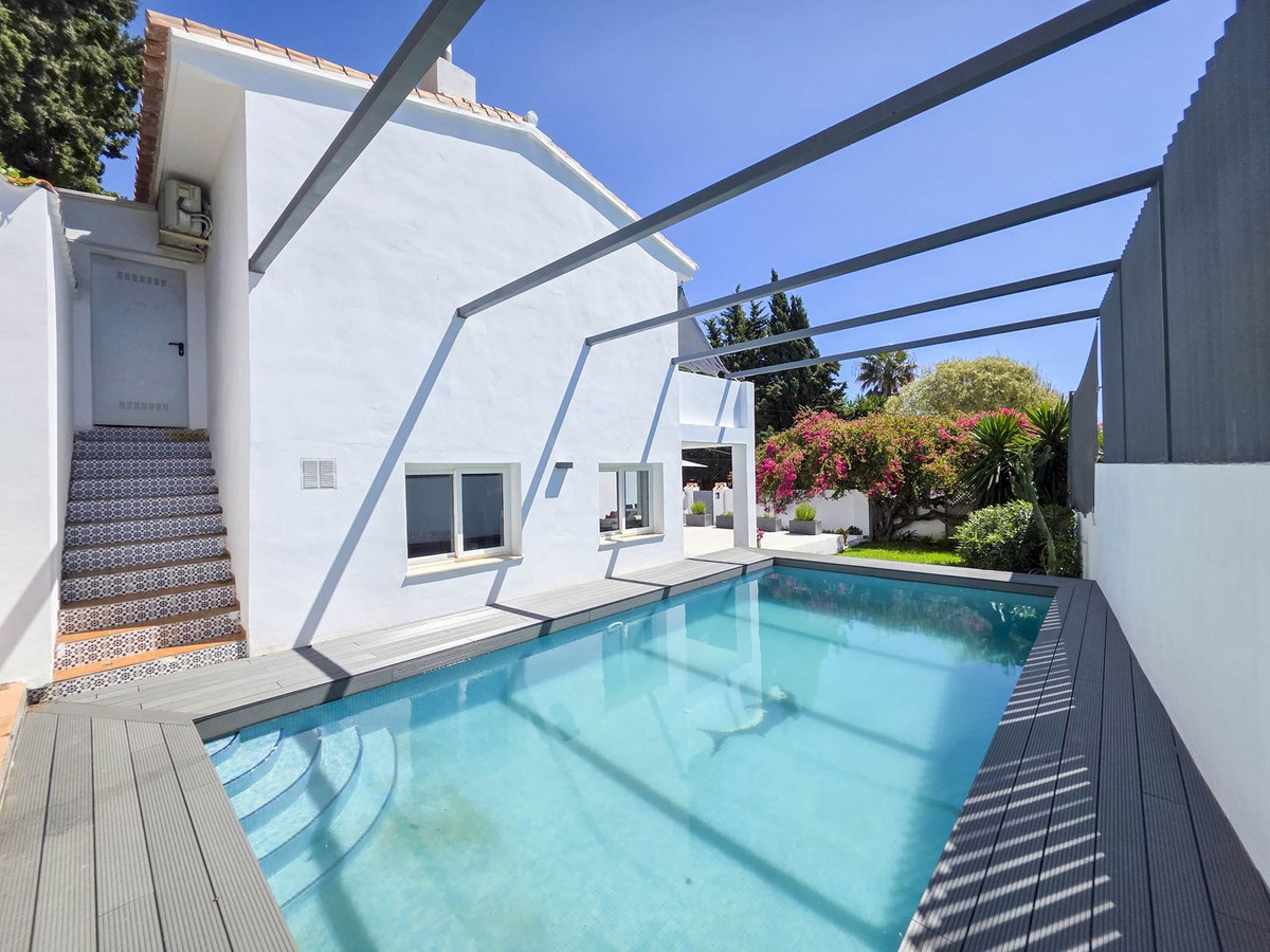 Detached Villa for sale in Estepona | 4 bedrooms H5026831