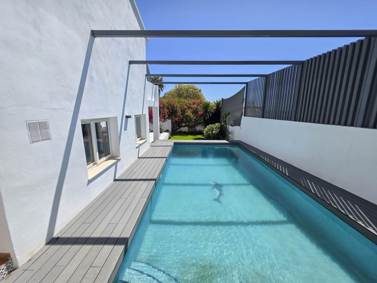 Detached Villa for sale in Estepona | 4 bedrooms H5026831