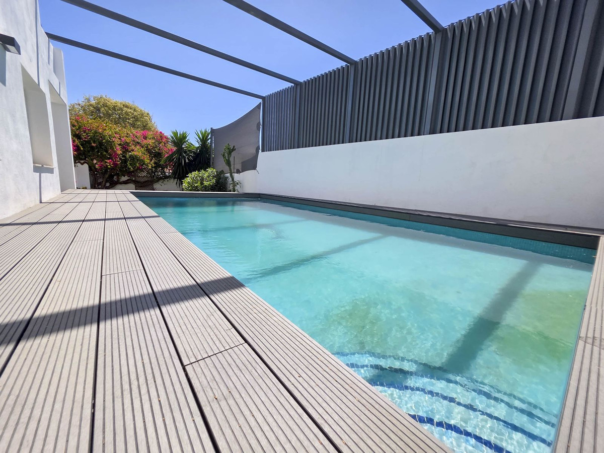 Detached Villa for sale in Estepona | 4 bedrooms H5026831