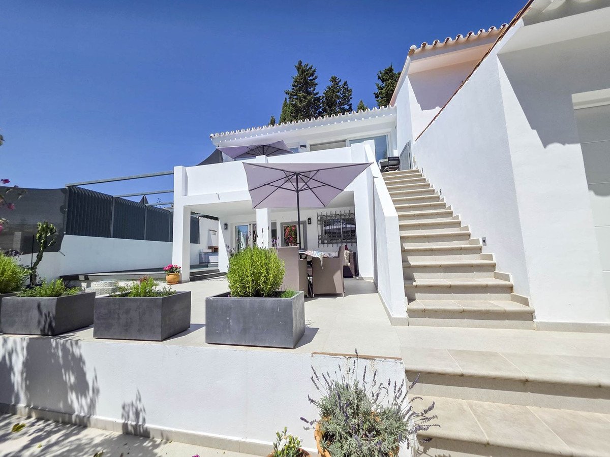 Detached Villa for sale in Estepona | 4 bedrooms H5026831