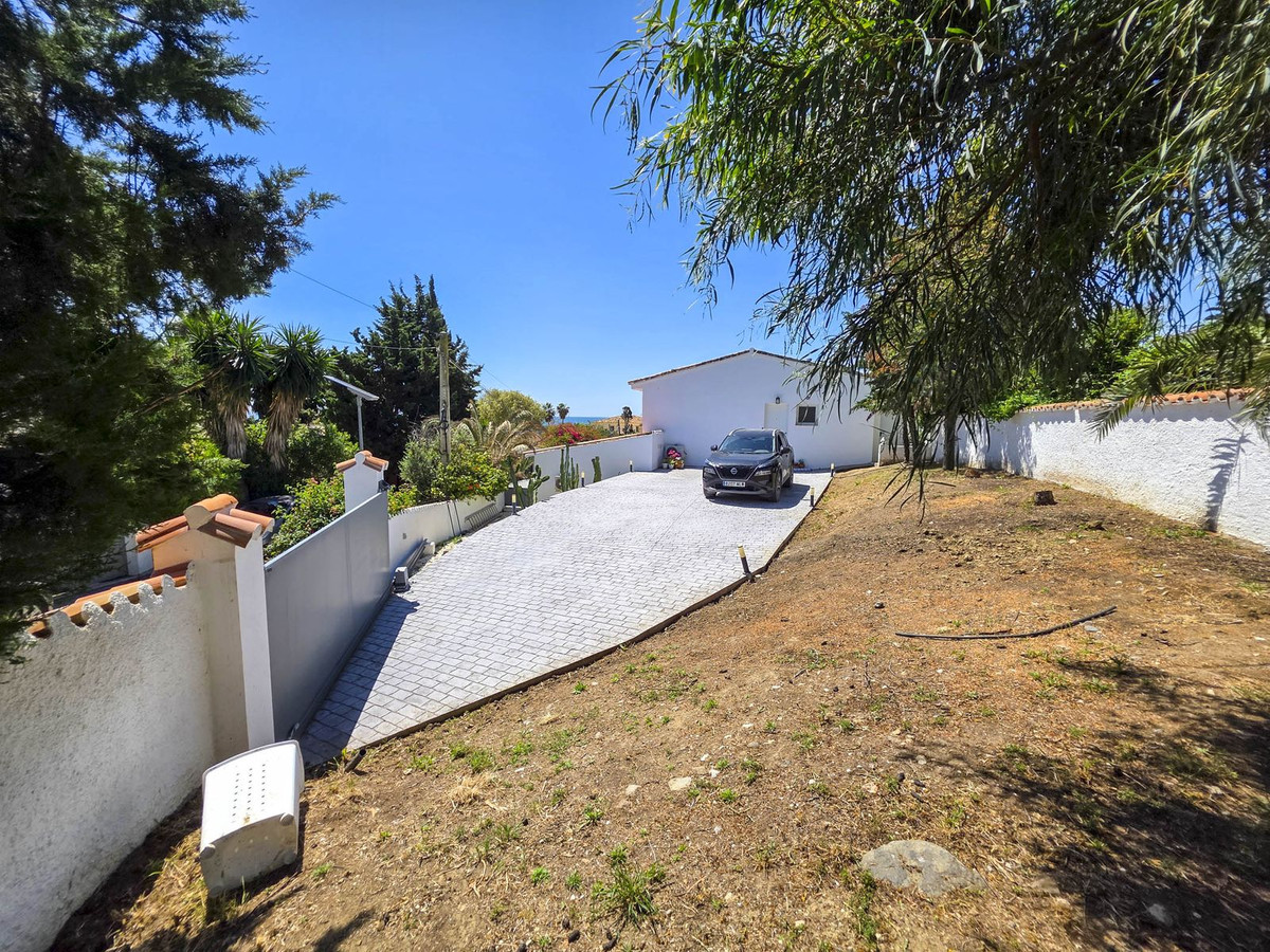 Detached Villa for sale in Estepona | 4 bedrooms H5026831