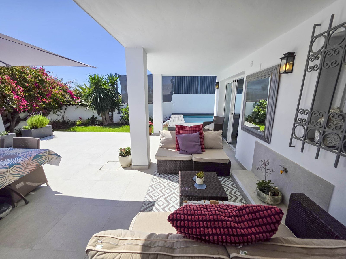 Detached Villa for sale in Estepona | 4 bedrooms H5026831